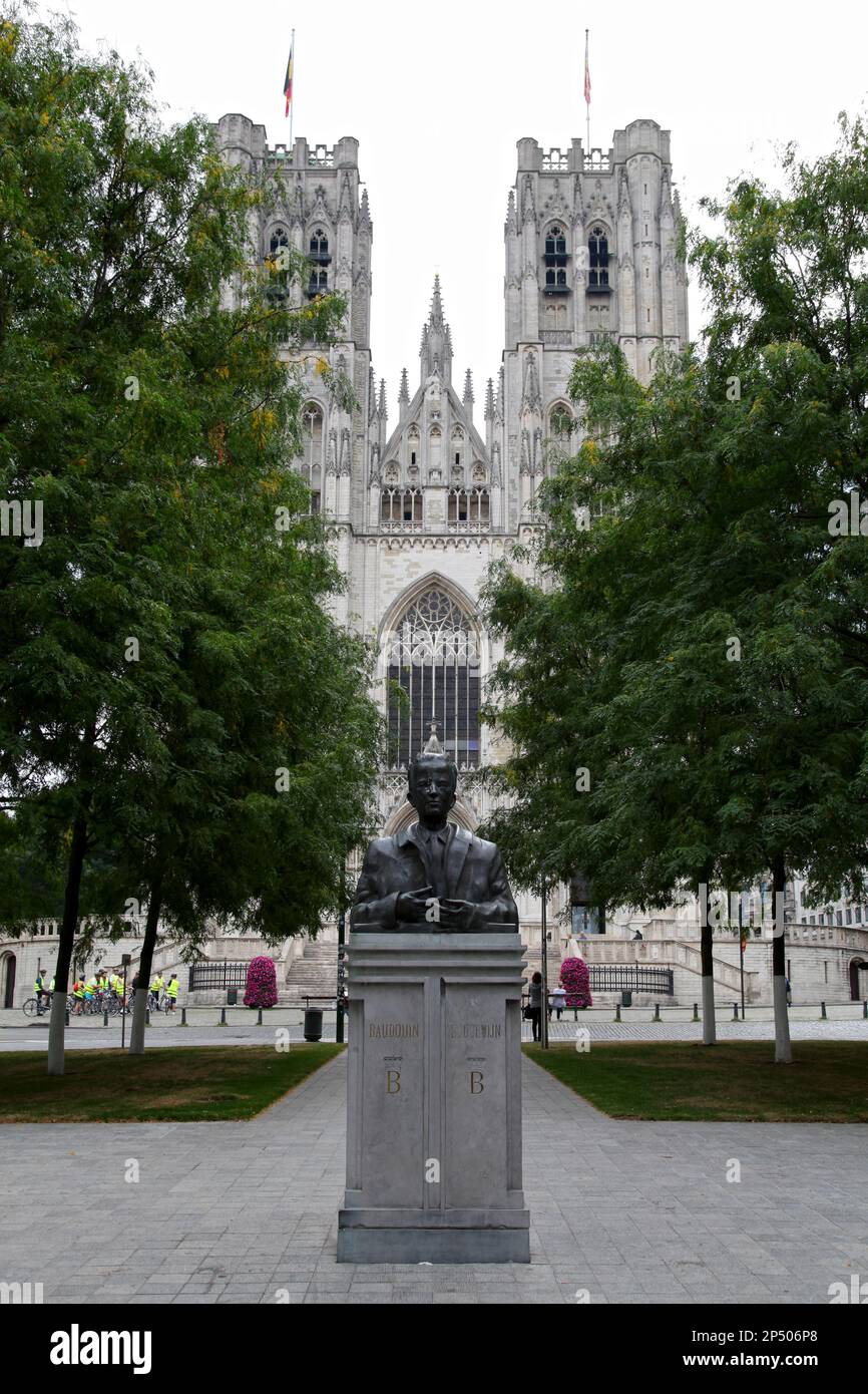 Bruxelles, Belgio - 26 2017 agosto: Statua del re Baudouin i al Parvis Sainte-Gudule di fronte alla Cattedrale di S. Michel e Gudule di Bruxelles. Foto Stock