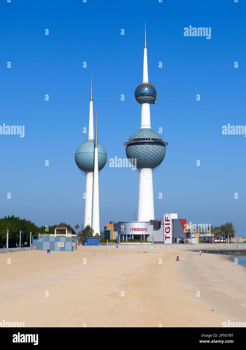 Kuwait Towers e Dasman Beach a Kuwait City. La costruzione, conosciuta anche come Kuwait Water Towers, divenne un punto di riferimento e simbolo del moderno Kuwait. Foto Stock