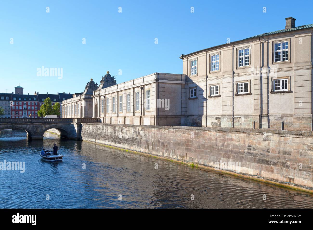 Copenaghen, Danimarca - Giugno 28 2019: Il Ponte di marmo (Danese: Marmorbroen) collega il complesso di equitazione di Christiansborg a Slotsholmen. Foto Stock