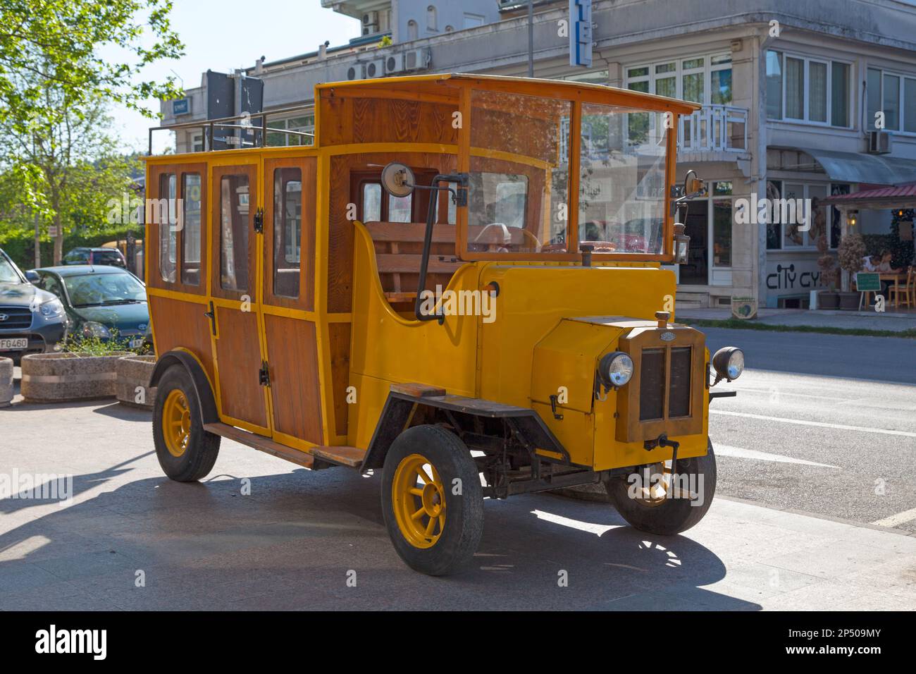 Podgorica, Montenegro - Aprile 20 2019: Vecchio Delahaye tipo 32 utilizzato come taxi all'inizio del 20th ° secolo. Foto Stock