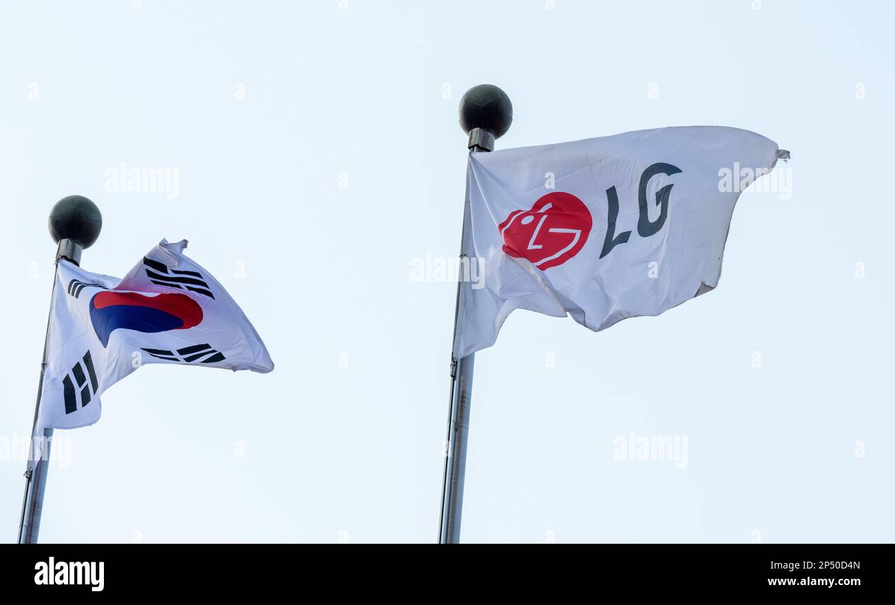 Bandiera sudcoreana con bandiera del gruppo LG nella sede dell'edificio LG Twin Towers a Seoul. LG Group è un conglomerato multinazionale sudcoreano fondato da Koo in-hwoi e gestito da generazioni successive della sua famiglia. È il quarto più grande chebol della Corea del Sud. La sua sede principale si trova nell'edificio LG Twin Towers a Seoul. LG produce prodotti elettronici, chimici e per le telecomunicazioni e gestisce consociate quali LG Electronics, Zenith, LG Display, LG Uplus, LG Innotek, LG Chem e LG Energy Solution in oltre 80 paesi. Foto Stock