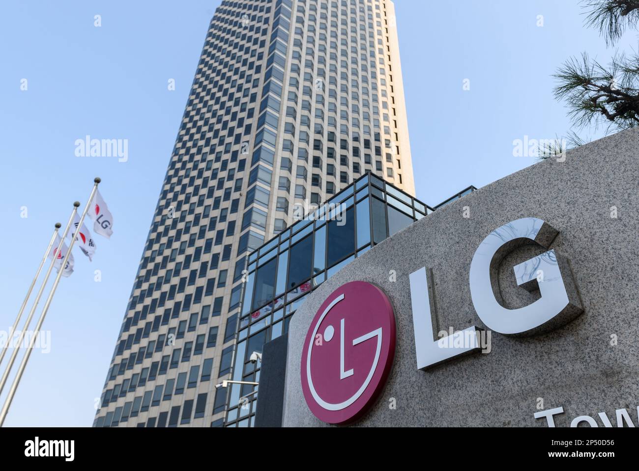 Logo con la sede centrale del Gruppo LG dell'edificio LG Twin Towers a Seoul. LG Group è un conglomerato multinazionale sudcoreano fondato da Koo in-hwoi e gestito da generazioni successive della sua famiglia. È il quarto più grande chebol della Corea del Sud. La sua sede principale si trova nell'edificio LG Twin Towers a Seoul. LG produce prodotti elettronici, chimici e per le telecomunicazioni e gestisce consociate quali LG Electronics, Zenith, LG Display, LG Uplus, LG Innotek, LG Chem e LG Energy Solution in oltre 80 paesi. Foto Stock