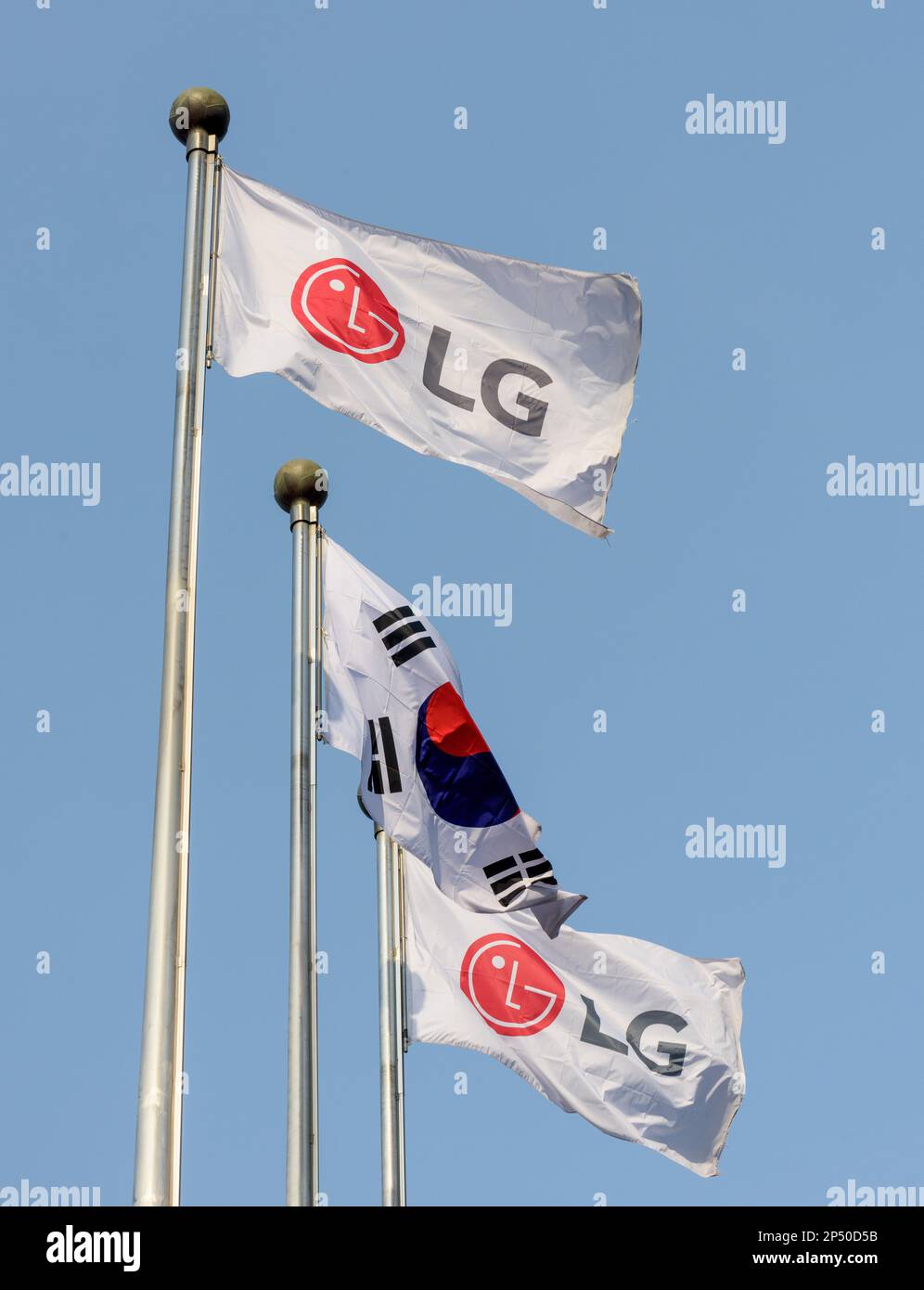 Bandiera sudcoreana con bandiera del gruppo LG nella sede dell'edificio LG Twin Towers a Seoul. LG Group è un conglomerato multinazionale sudcoreano fondato da Koo in-hwoi e gestito da generazioni successive della sua famiglia. È il quarto più grande chebol della Corea del Sud. La sua sede principale si trova nell'edificio LG Twin Towers a Seoul. LG produce prodotti elettronici, chimici e per le telecomunicazioni e gestisce consociate quali LG Electronics, Zenith, LG Display, LG Uplus, LG Innotek, LG Chem e LG Energy Solution in oltre 80 paesi. Foto Stock