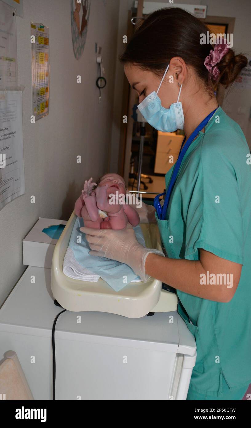 Ostetrica con un neonato in maternità, Vichy, Allier, Francia Foto Stock