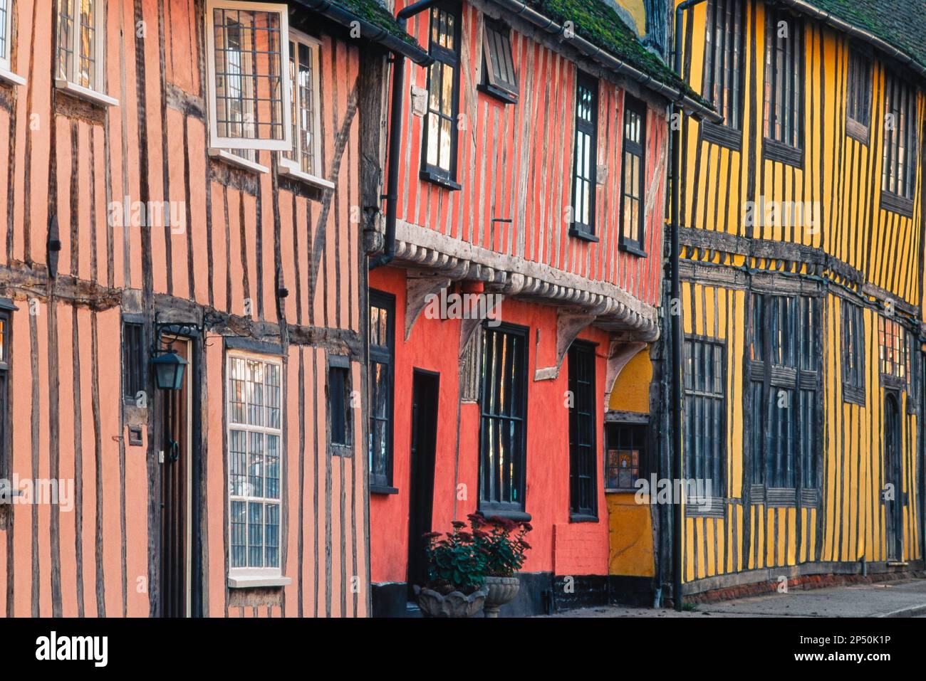 Lavenham Suffolk Street, vista di colorate case medievali a graticcio in Water Street, nello storico villaggio Suffolk di Lavenham, Inghilterra, Regno Unito Foto Stock