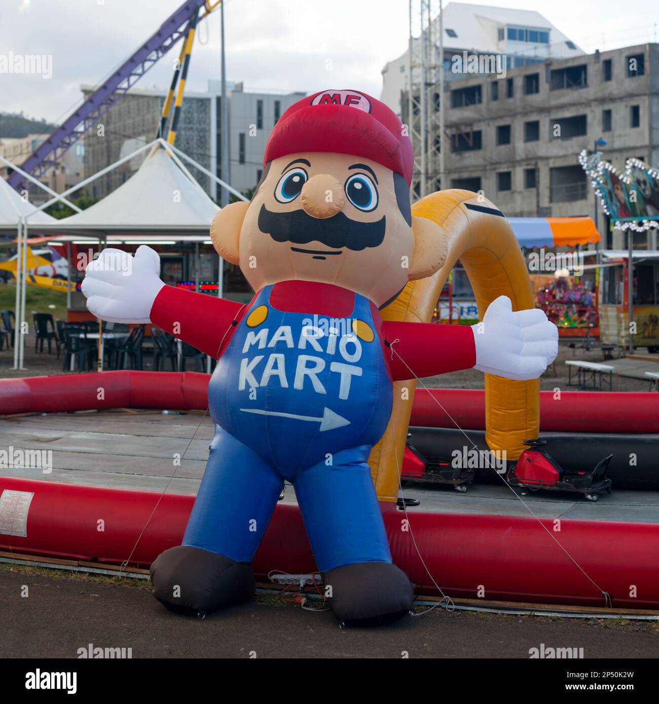 Saint Denis, Reunion - Dicembre 15 2016: Gonfiato Mario Bros con scritto 'Mario Kart' sulla sua pancia all'ingresso di un circuito kart per i bambini nel Foto Stock