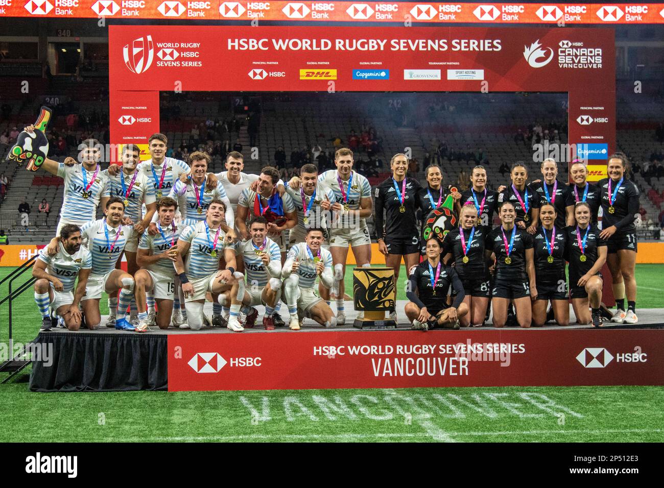 VANCOUVER, CANADA - 05 MARZO: Gli uomini argentini e le donne neozelandesi festeggiano dopo aver vinto la medaglia d'oro durante la HSBC World Rugby Sevens Series 2023 al BC Place Stadium di Vancouver, Canada. (Foto di Tomaz Jr/PxImages) Foto Stock
