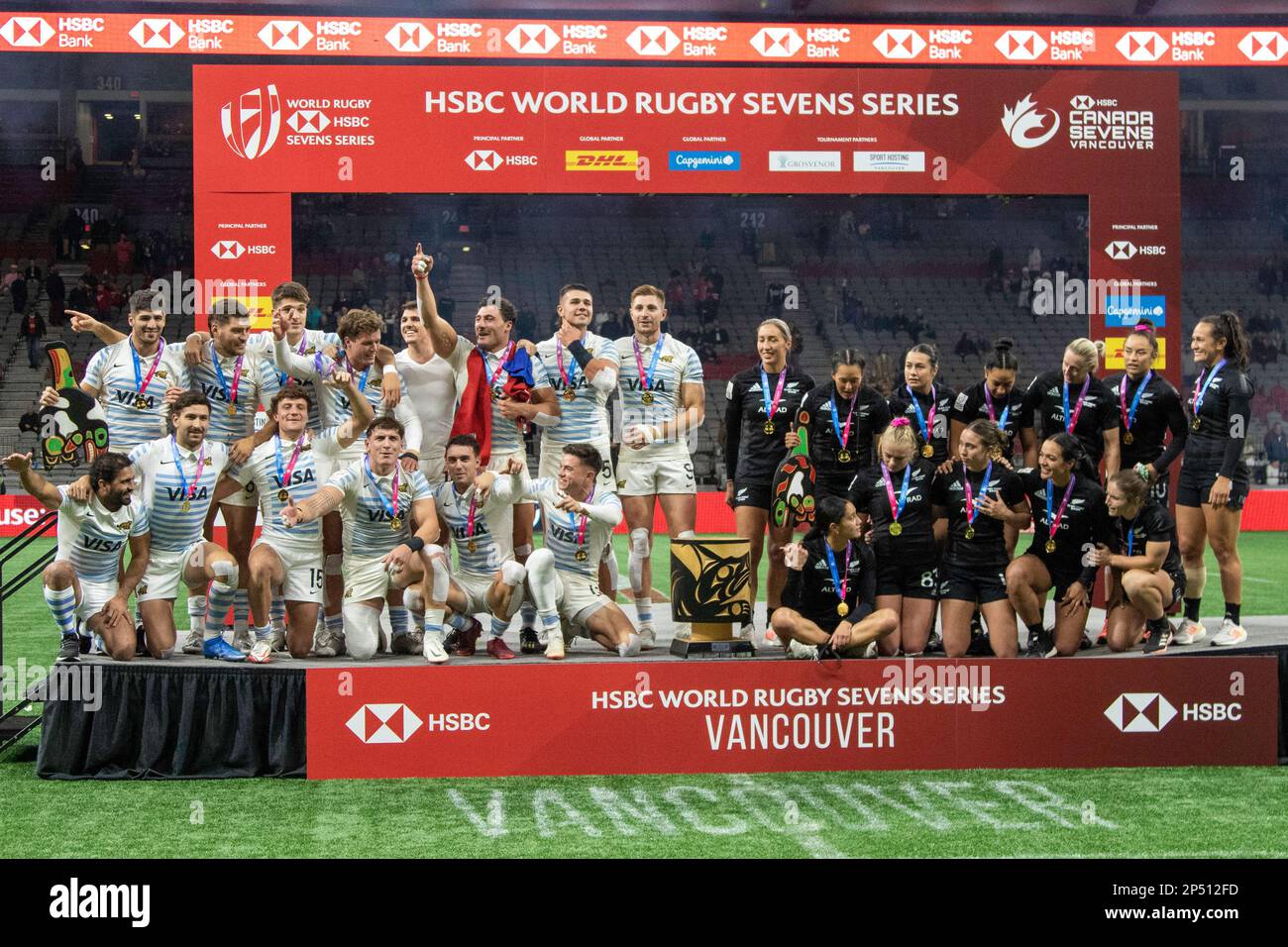 VANCOUVER, CANADA - 05 MARZO: Gli uomini argentini e le donne neozelandesi festeggiano dopo aver vinto la medaglia d'oro durante la HSBC World Rugby Sevens Series 2023 al BC Place Stadium di Vancouver, Canada. (Foto di Tomaz Jr/PxImages) Foto Stock
