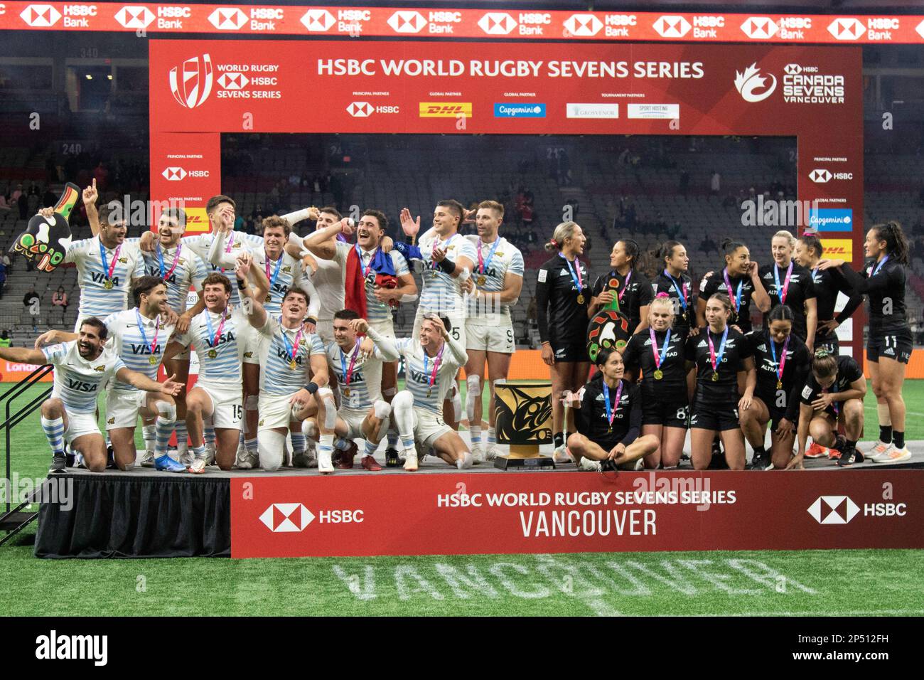 VANCOUVER, CANADA - 05 MARZO: Gli uomini argentini e le donne neozelandesi festeggiano dopo aver vinto la medaglia d'oro durante la HSBC World Rugby Sevens Series 2023 al BC Place Stadium di Vancouver, Canada. (Foto di Tomaz Jr/PxImages) Foto Stock