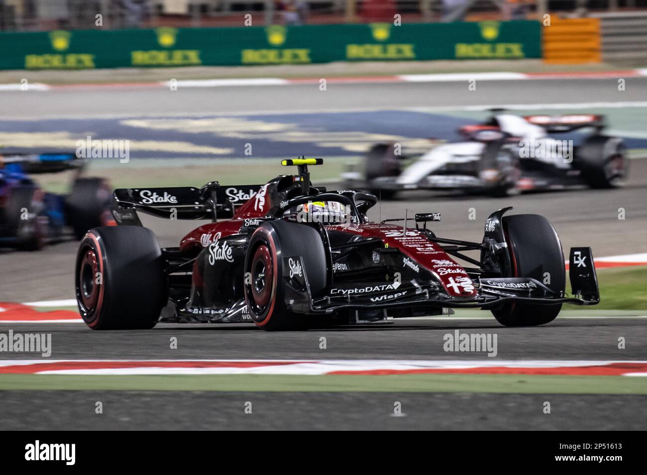 Sakhir, Bahrein. , . Campionato del mondo F1 2023. GP del Bahrein. #24, Guanyu ZHOU, CHN, Alfa Romeo Racing F1 Team, C43, motore F065.MANAMA, BAHRAIN, circuito di Sakhir, 5 marzo 2023: Durante il Gran Premio di Formula uno del Bahrain al circuito Internazionale del Bahrain vicino a Manama, nella città di Sakhir, il 05 marzo. 2023. Formula 1 - F1 Motorsport, immagine a pagamento, foto e copyright © Cristiano BARNI/ ATP images (BARNI Cristiano /ATP/SPP) Credit: SPP Sport Press Photo. /Alamy Live News Foto Stock