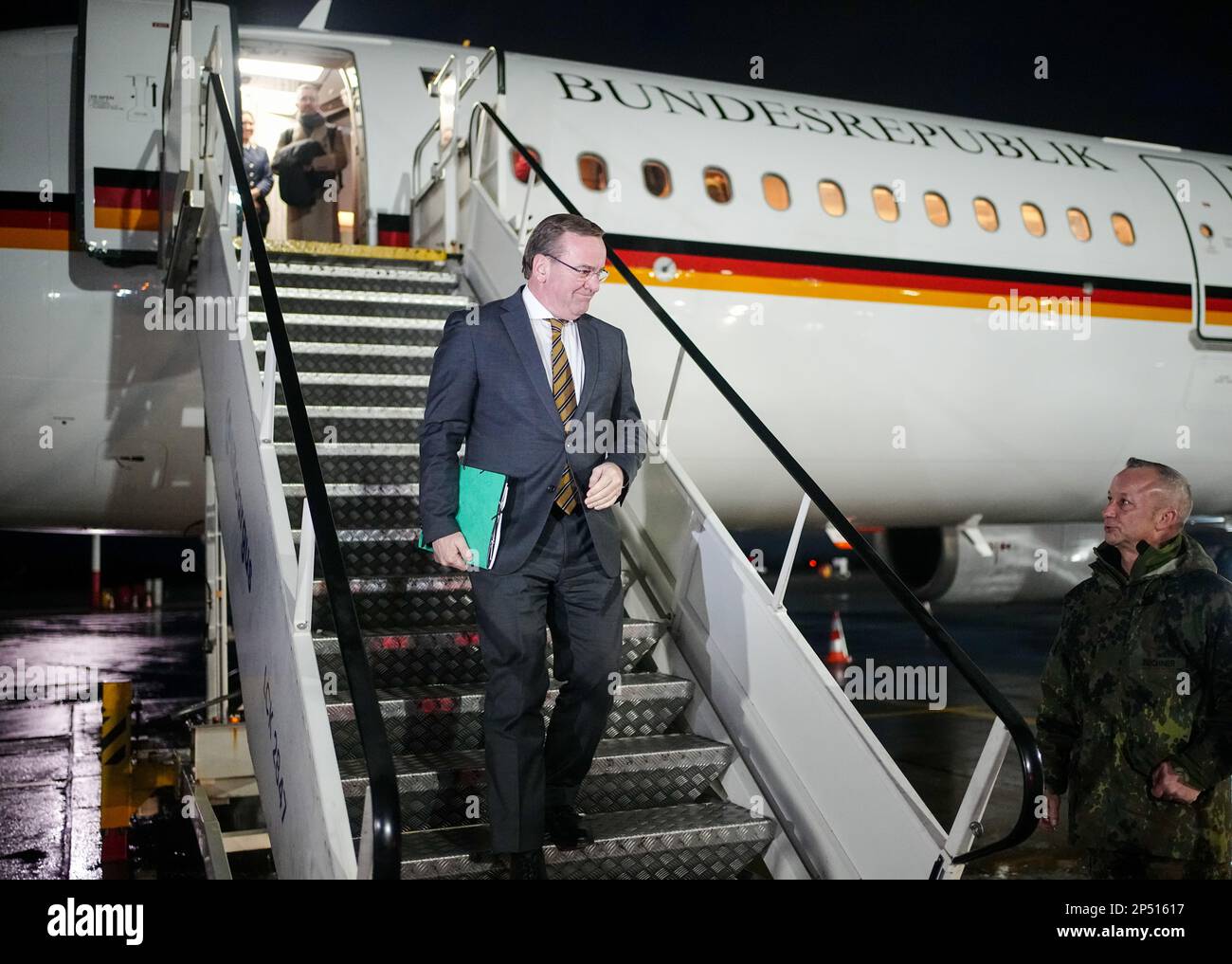Kaunas, Lituania. 06th Mar, 2023. Boris Pistorius (SPD), Ministro federale della Difesa, scende lungo la passerella dell'Airbus A321 dell'Aeronautica militare, dopo essere arrivati a Kaunas. Pistorius sta visitando la Lituania, partner della NATO, e le truppe tedesche. La Germania ha il comando del Battlegroup in Lituania. Credit: Kay Nietfeld/dpa/Alamy Live News Foto Stock