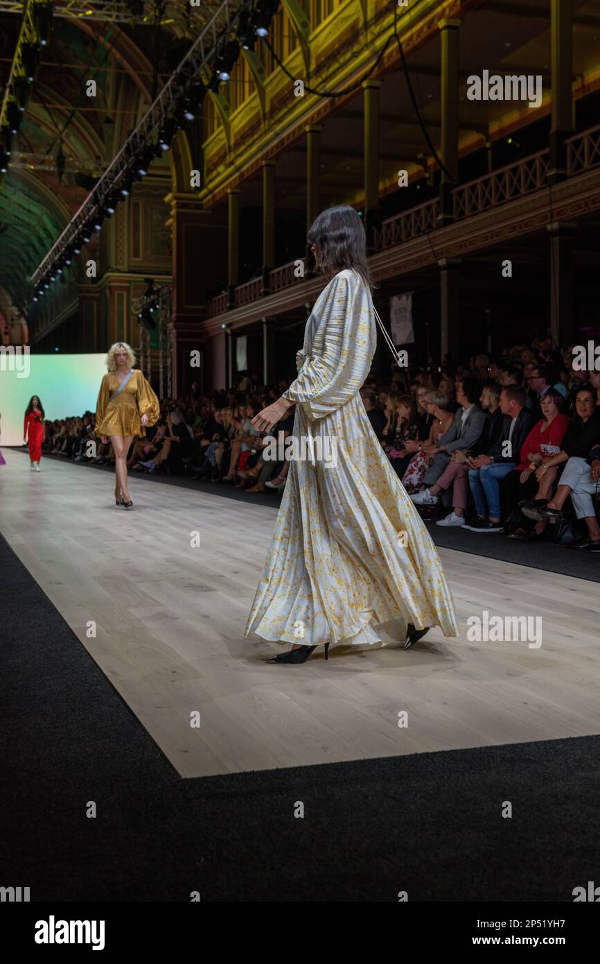 Melbourne, Australia, 06/03/2023, Un modello vestito da Acler cammina sulla pista alla mostra di pista di Utopia, mostrando il meglio della moda australiana, come parte del Melbourne Fashion Festival, al Royal Exhibition Building di Carlton, Melbourne. I designer australiani prendono il posto di primo piano al Melbourne Fashion Festival, Utopia. Il Royal Exhibition Building di Carlton sarà il luogo di ritrovo di questa formazione tutta australiana con designer come Aje, Nevenka, Acler, Van Der Kooij, Ginger & Smart, Leo Lin, e Maara collettivo. Questi designer mostreranno i loro stili e tagli unici Foto Stock