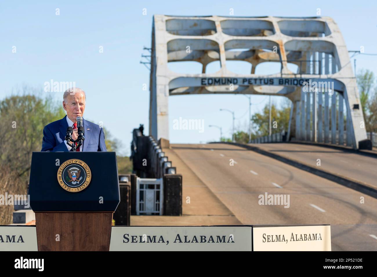 Selma, Stati Uniti d'America. 05th Mar, 2023. Selma, Stati Uniti d'America. 05 marzo, 2023. Il presidente degli Stati Uniti Joe Biden esprime le sue osservazioni del ponte Edmund Pettus in occasione del 58th° anniversario dell'evento Bloody Sunday per i diritti civili, tenutosi il 5 marzo 2023 a Selma, Alabama. Credit: Adam Schultz/White House Photo/Alamy Live News Foto Stock