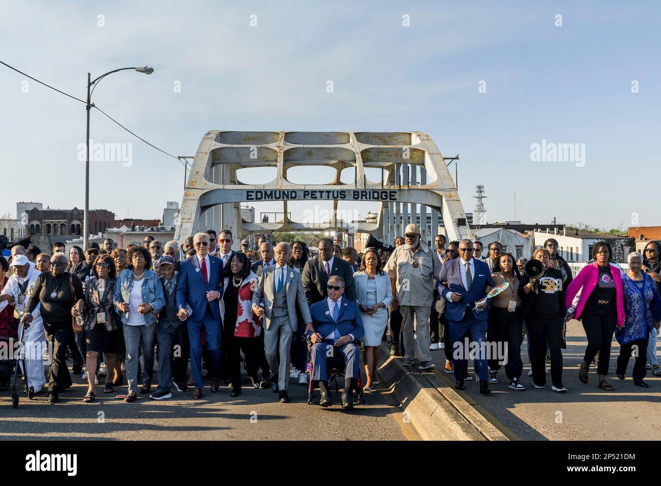 Selma, Stati Uniti d'America. 05th Mar, 2023. Selma, Stati Uniti d'America. 05 marzo, 2023. Il presidente degli Stati Uniti Joe Biden, al centro, cammina accanto agli attivisti per i diritti civili attraverso il ponte di Edmund Pettus per celebrare il 58th° anniversario dell'evento per i diritti civili della Bloody Sunday, il 5 marzo 2023 a Selma, Alabama. Credit: Adam Schultz/White House Photo/Alamy Live News Foto Stock
