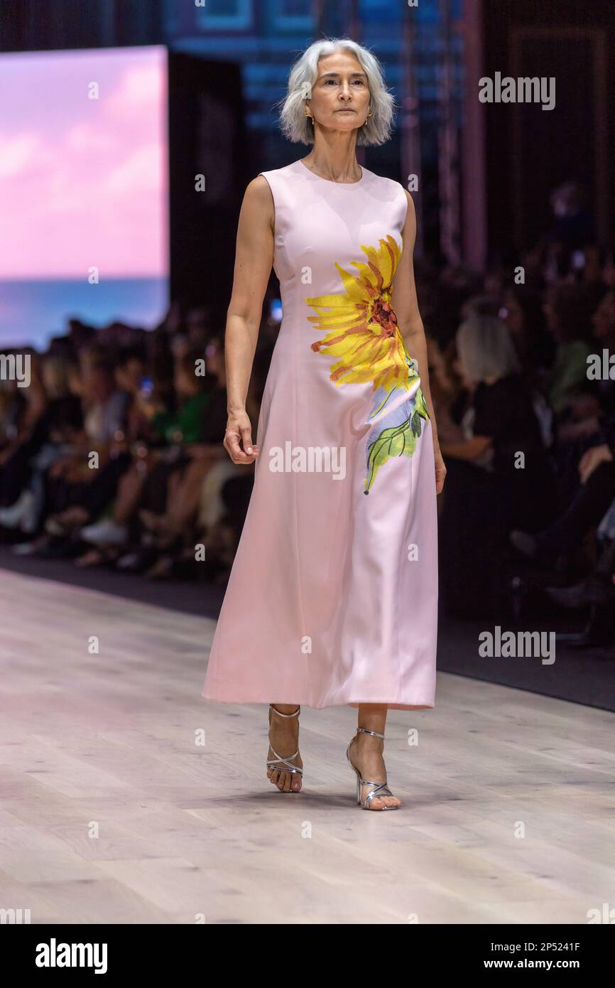 Una modella vestita da Leo Lin percorre la pista alla sfilata Utopia, mostrando il meglio della moda australiana, come parte del Melbourne Fashion Festival, al Royal Exhibition Building di Carlton, Melbourne. I designer australiani prendono il posto di primo piano al Melbourne Fashion Festival, Utopia. Il Royal Exhibition Building di Carlton sarà il luogo di ritrovo di questa formazione tutta australiana con designer come Aje, Nevenka, Acler, Van Der Kooij, Ginger & Smart, Leo Lin, e Maara collettivo. Questi designer mostreranno al mondo i loro stili unici e la loro moda all'avanguardia. Th Foto Stock