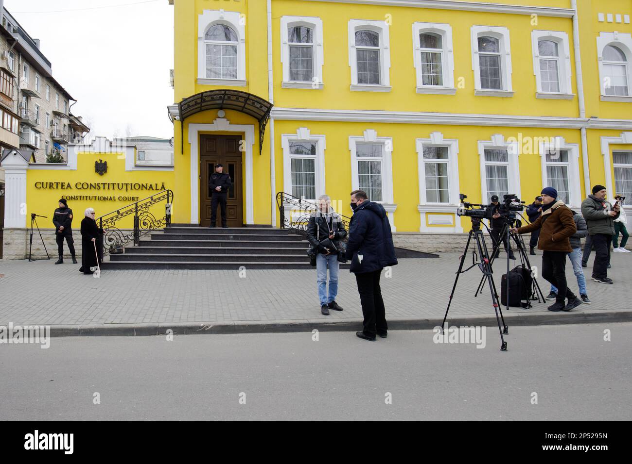 Chisinau, Moldova - 06 marzo 2023: Giornalisti di fronte alla costruzione della Corte costituzionale della Repubblica di Moldova Foto Stock