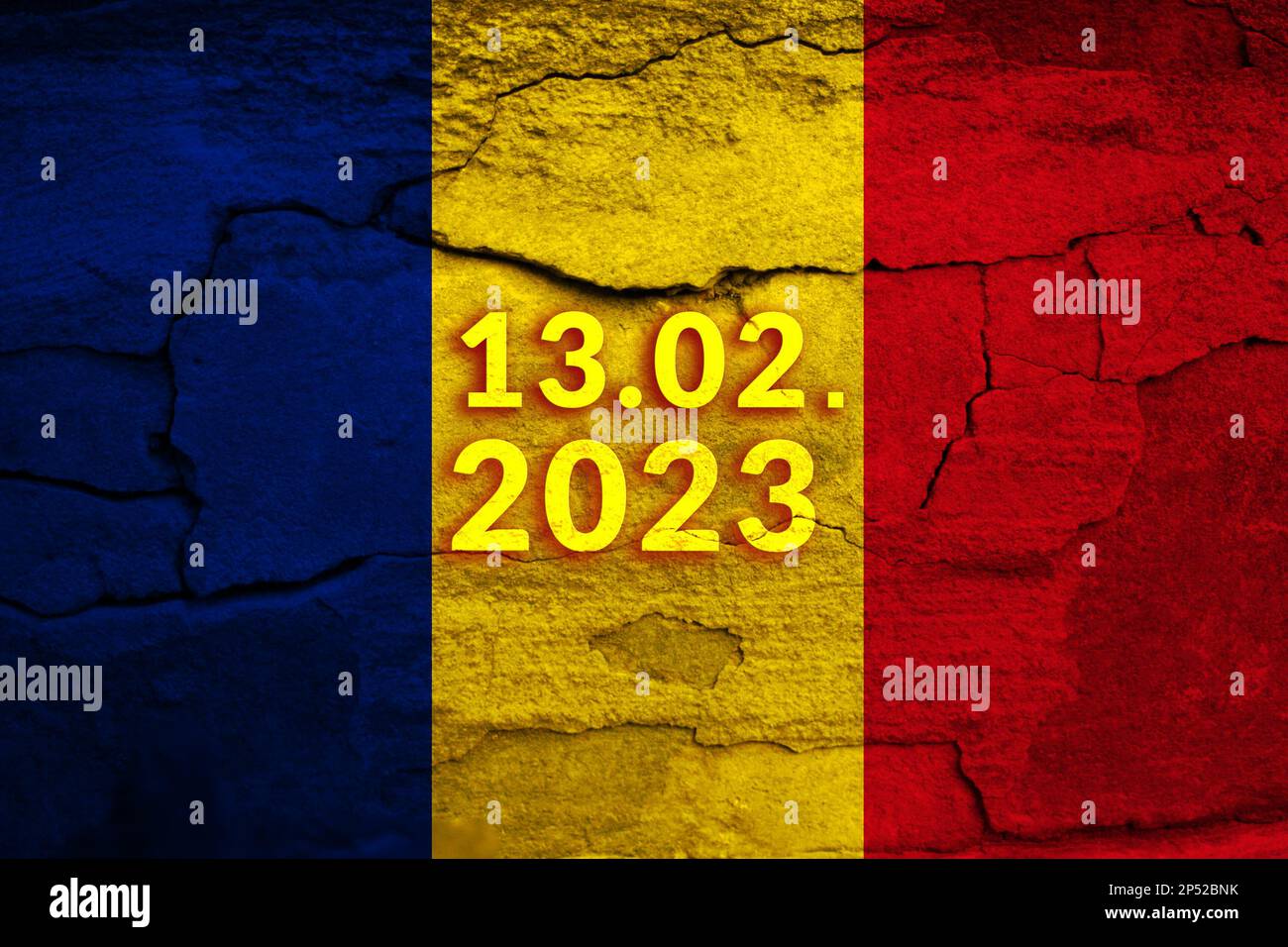 Terremoto in Romania, 13 febbraio 2023. Banner allegro. L'epicentro del terremoto in Turchia. Pregate per la Romania. Uno sfondo roccioso di pietra luminoso di Foto Stock