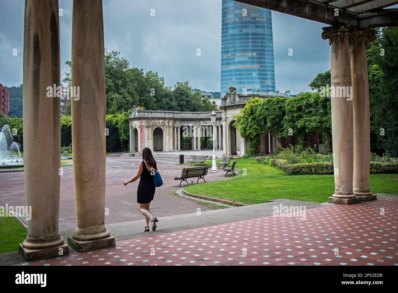 Doña Casilda Iturrizar de park, in background Iberdrola tower, Bilbao, Paesi Baschi Foto Stock