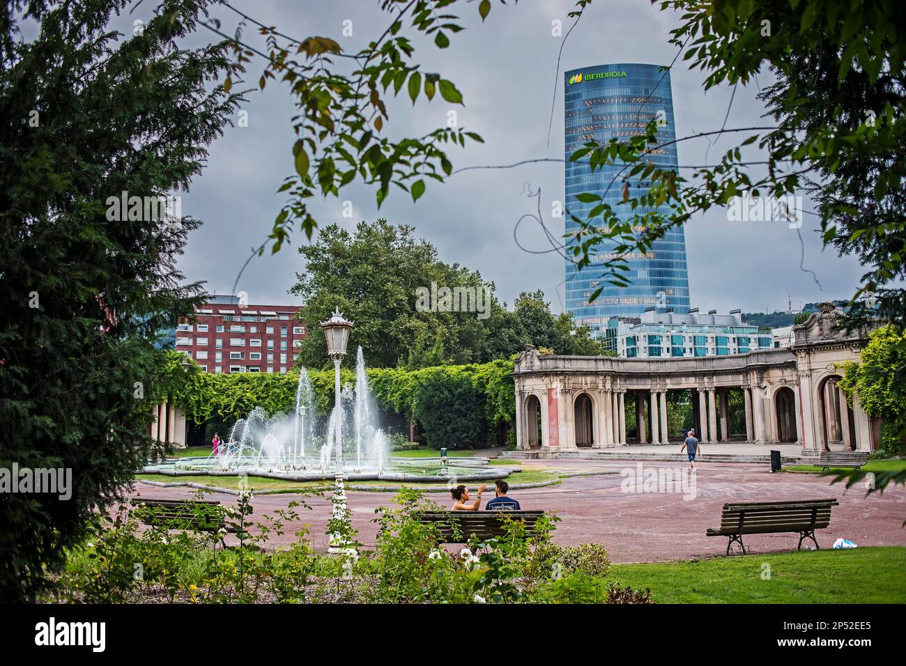 Doña Casilda Iturrizar de park, in background Iberdrola tower, Bilbao, Paesi Baschi Foto Stock