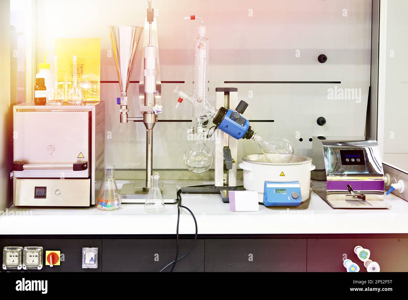 Strumenti chimici sul tavolo in laboratorio Foto Stock