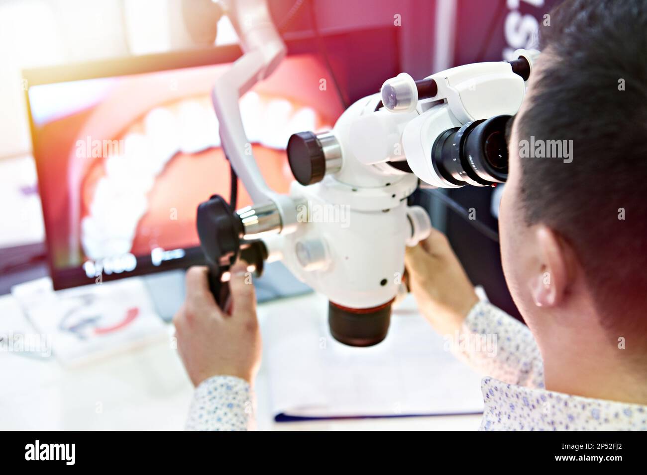 Microscopio e medico per chirurgia dentale Foto Stock