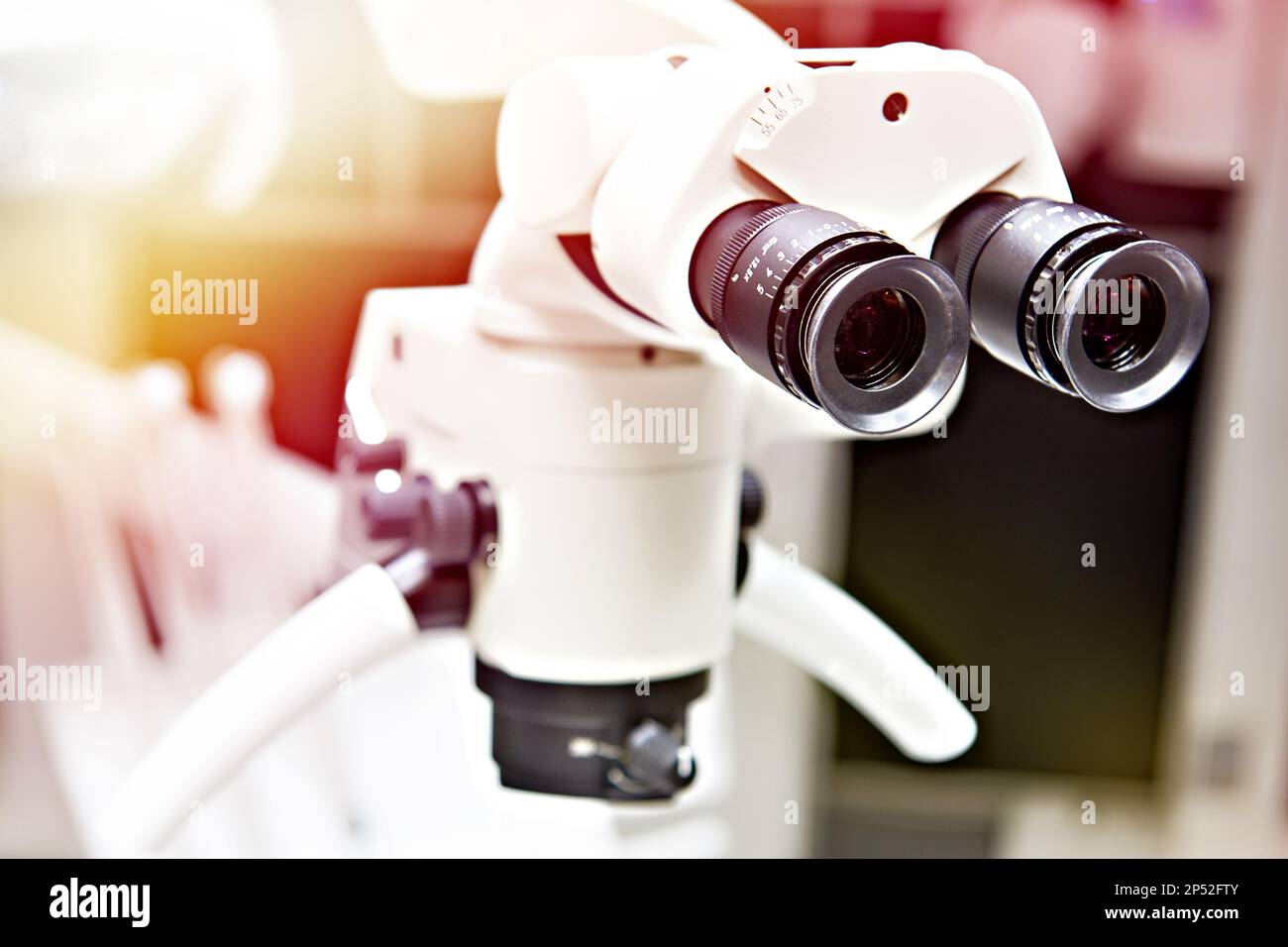 Microscopio e medico per chirurgia dentale Foto Stock