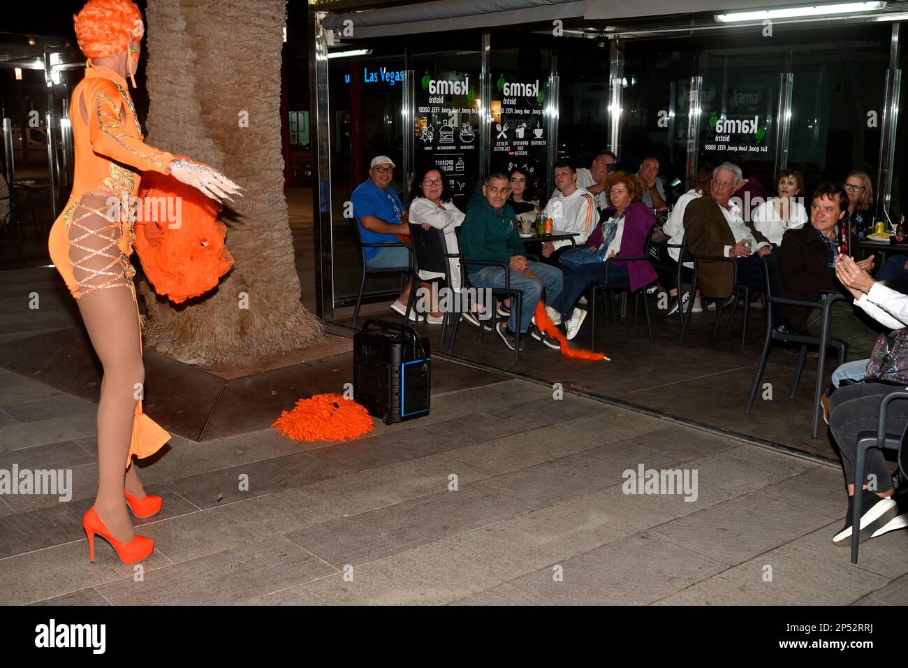 Drag artist, Street busker in burlesque spettacolo serale al bar esterno (Sala de juego Las Vegas) ad Arinaga, Gran Canaria Foto Stock