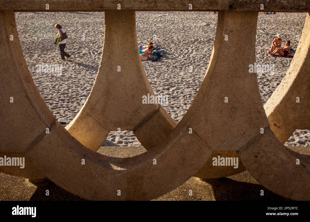 Spiaggia di Riazor dalla ringhiera del lungomare, città di La Coruña, Galizia, Spagna Foto Stock