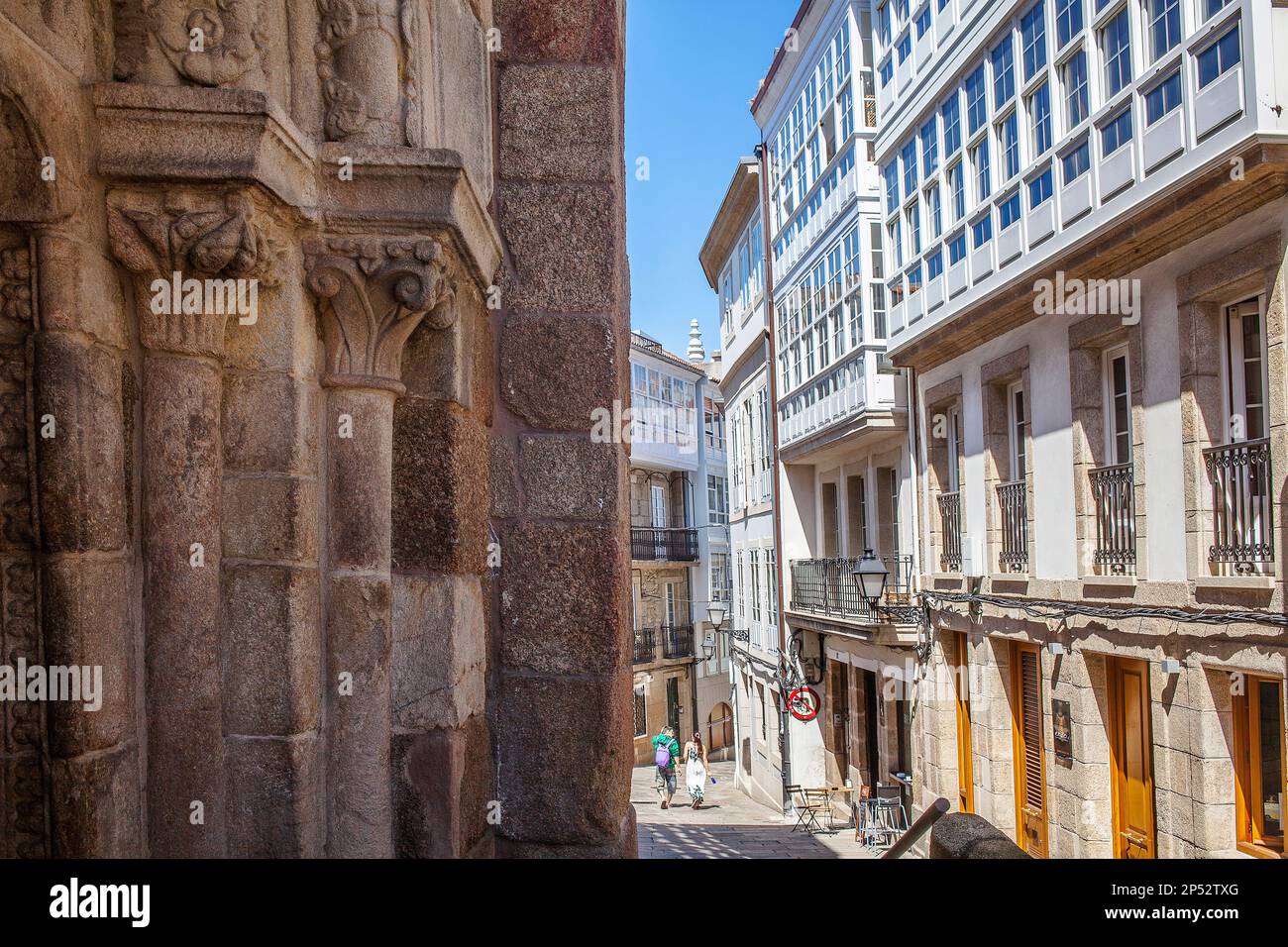 Rua Santiago, a sinistra la chiesa di Santiago, città di La Coruña, Galizia, Spagna Foto Stock