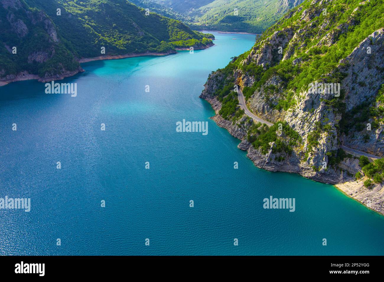 Montenegro. Parco Nazionale Durmitor. Lago di Pivo. Canyon del fiume Tara. Vista aerea. Colore intenso dell'acqua Foto Stock