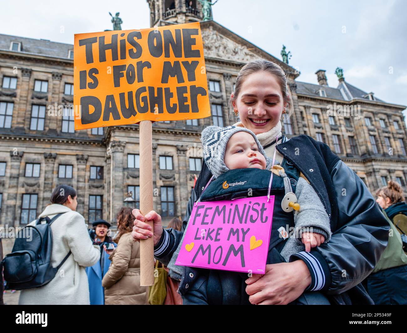 Amsterdam, Paesi Bassi. 05th Mar, 2023. Una donna e la sua bambina sono viste portare cartelloni femministi durante la dimostrazione. Nel fine settimana che ha portato alla Giornata internazionale della donna, la 'marcia femminista', ha organizzato una marcia che ha chiesto un movimento ancora più inclusivo in cui migliaia di persone si sono radunate in Piazza Dam nel centro della città. Credit: SOPA Images Limited/Alamy Live News Foto Stock