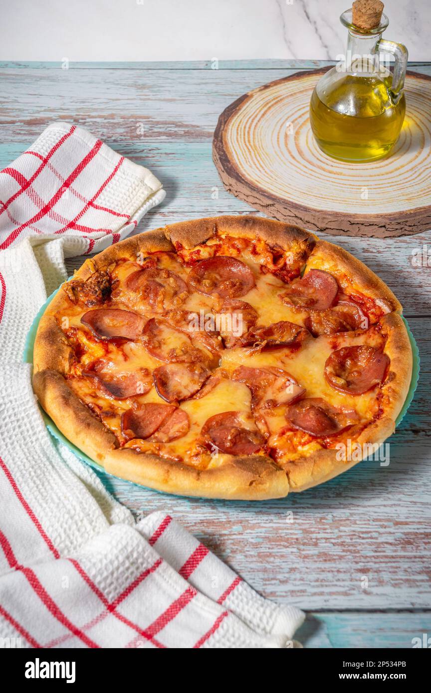 Pizza peperoni, pizza fresca con peperoni, formaggio e pomodoro Foto Stock