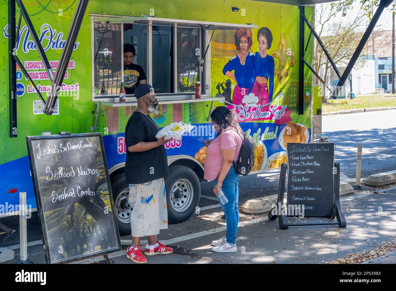 NEW ORLEANS, LA, USA - 5 MARZO 2023: Clienti e lavoratori al Tisha's so Damn Good food truck su Elysian Fields Avenue Foto Stock