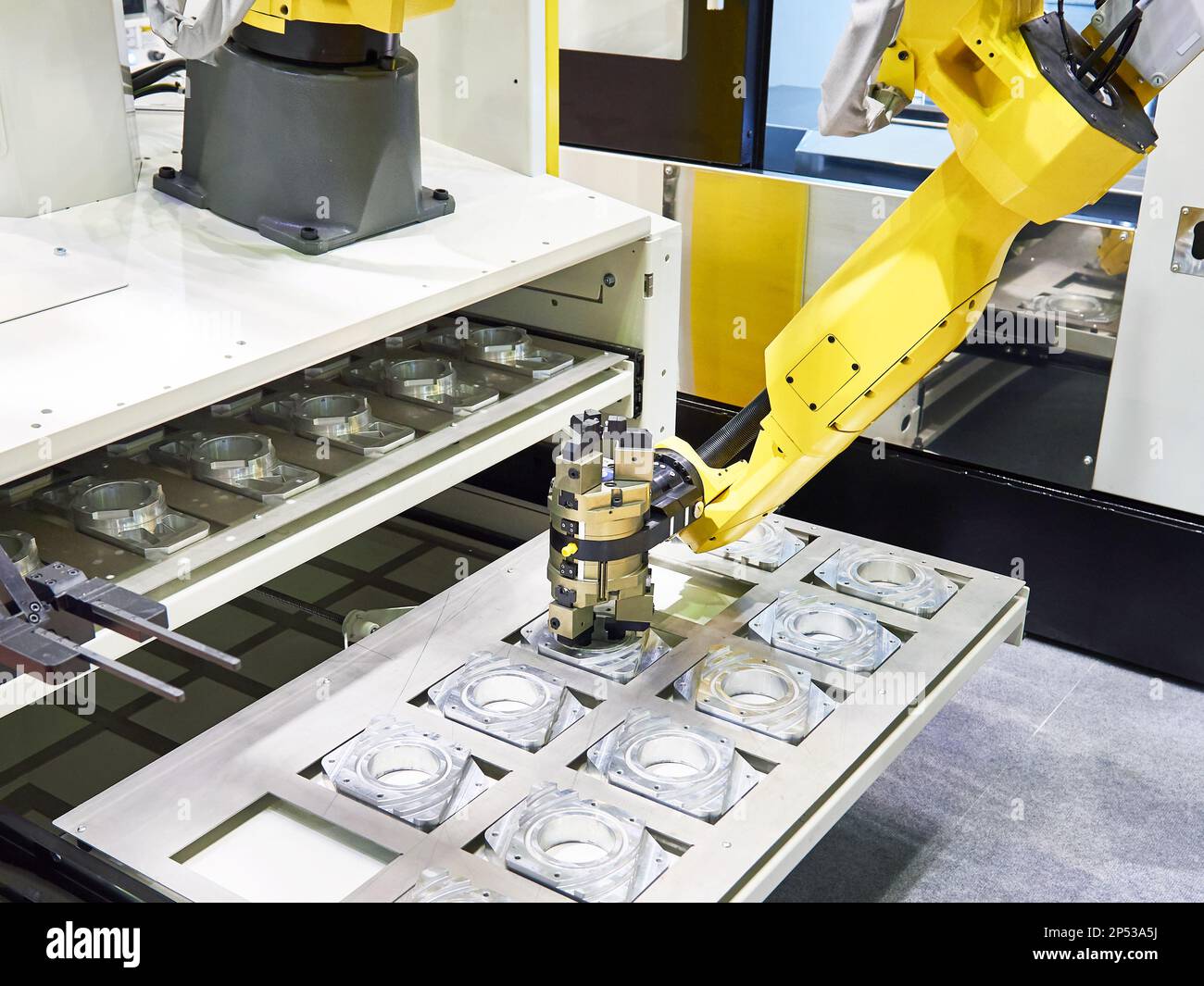 Braccio robotico e pezzi macchina fresatrice cnc Foto Stock