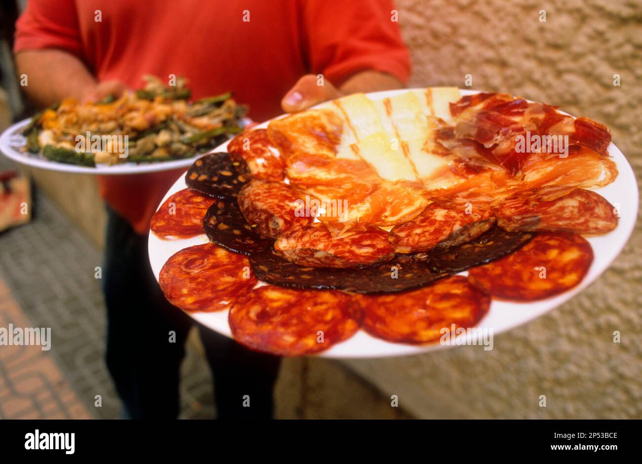 Gastronomia di Almeria. Assortimento di salsicce e pesce fritto.Nella Bodega las botas.Fructuoso Perez, 3. Almeria. In Andalusia, Spagna Foto Stock