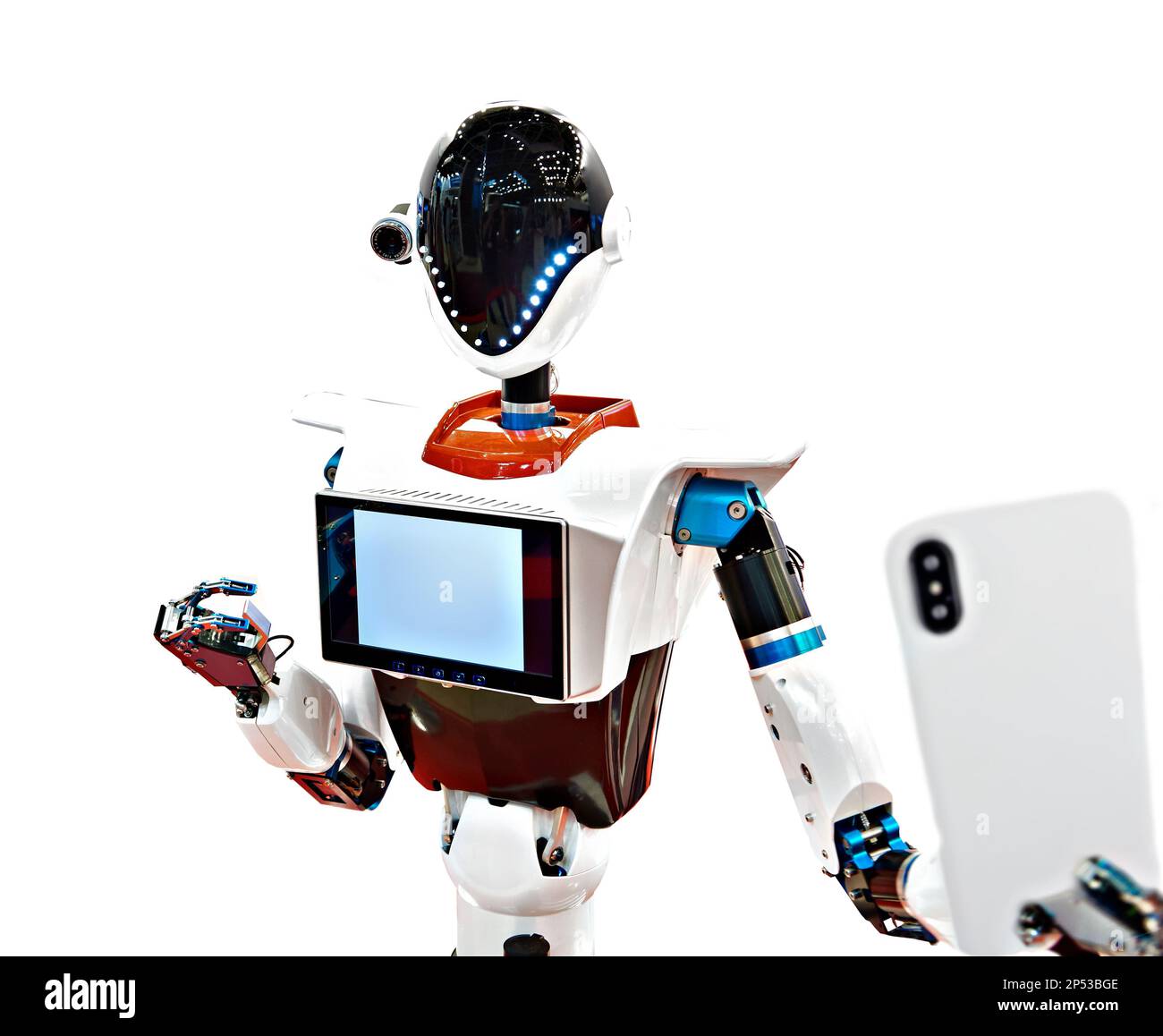 Android robot rende selfie da smartphone isolato bianco Foto Stock