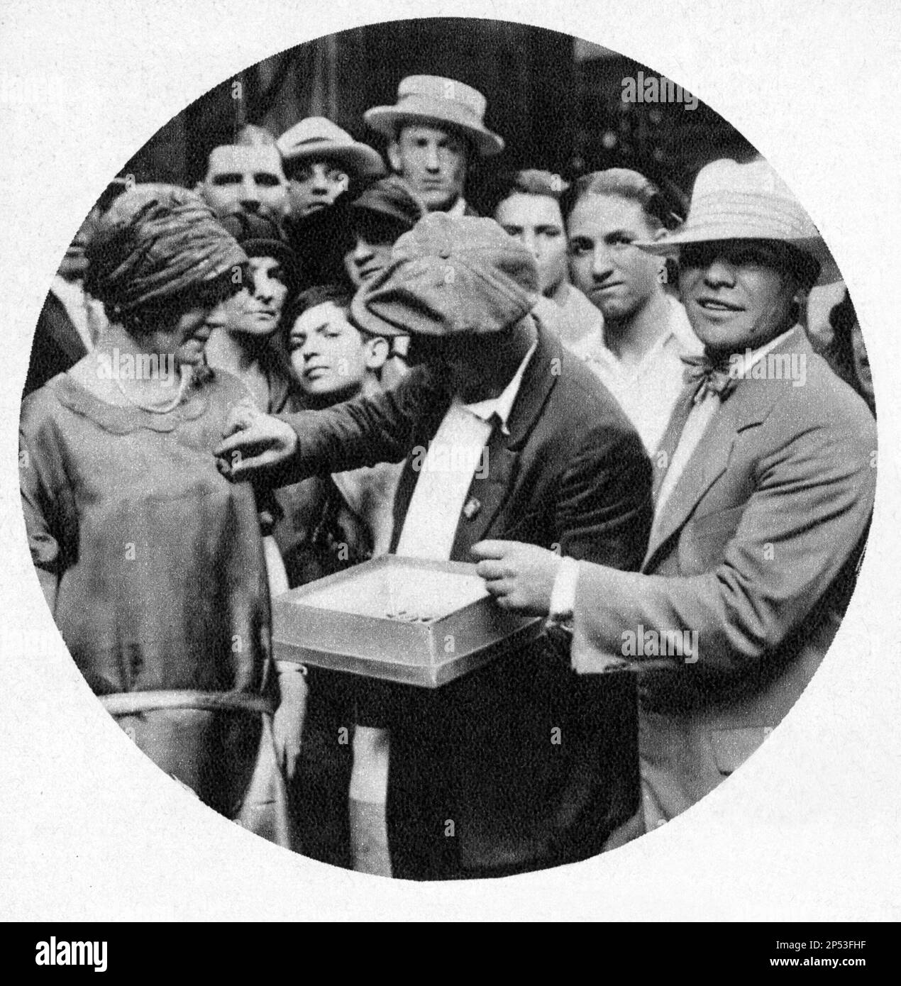 1926 , New York , USA: Il bottone della borsa con il muto attore RUDOLPH VALENTINO Face ( Rodolfo Guglielmi , 1895 - 1926 ) Vendere ai fan durante i suoi funerali - CINEMA MUTO - RODOLFO - attore cinematografico - funerale - LATINO LOVER - italoamericano - italo americano - italo-americano - emigrante - emigrante - italo-americano - spilla ---- Archivio GBB Foto Stock