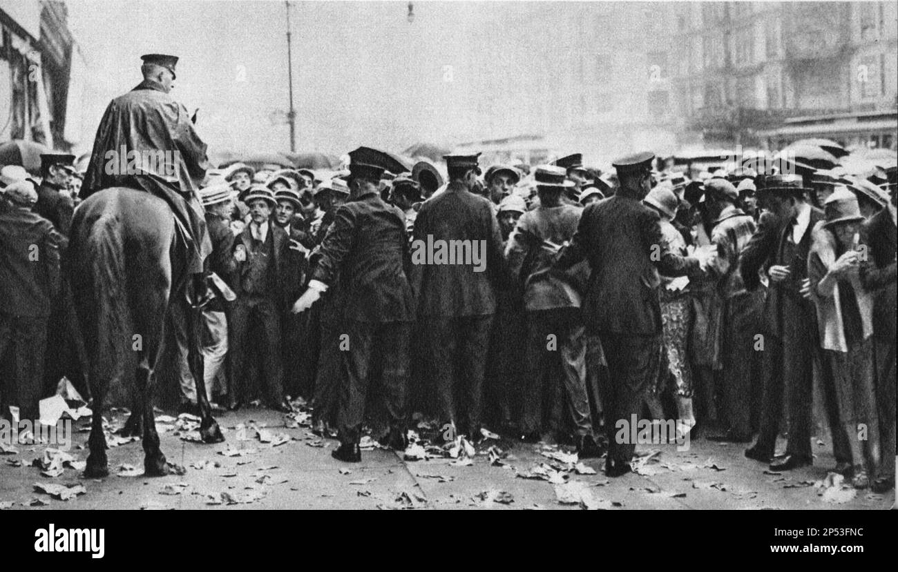1926 , New York , USA : i funerali dell'attore muto RUDOLPH VALENTINO ( Rodolfo Guglielmi , 1895 - 1926 ). - CINEMA MUTO - attore cinematografico - funerale - LATINO LOVER - italoamericano - italo americano - italo-americano - emigrante - emigrante - italo-americano - funerale - folla - persone ---- Archivio GBB Foto Stock