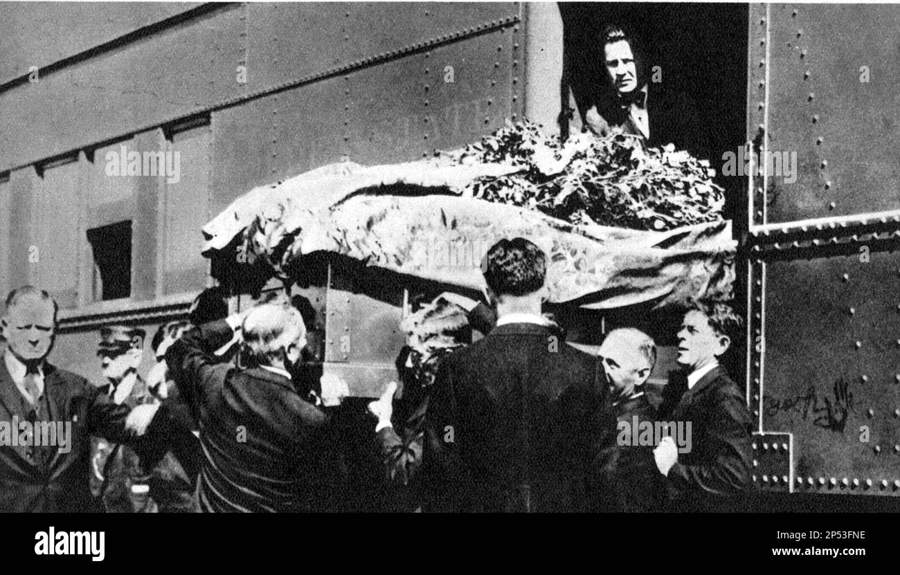 1926 , Los Angeles , USA : la bara dell'attore muto RUDOLPH VALENTINO ( Rodolfo Guglielmi , 1895 - 1926 ) arriva in Califonia per il funerale del 2nd dopo quello celebrato a New York . . - CINEMA MUTO - atto cinematografico - funerale - LATIN LOVER - italoamericano - italo americano - italo-americano - emigrante - emigrante - italo-americano - funerale - bara ---- Archivio GBB Foto Stock