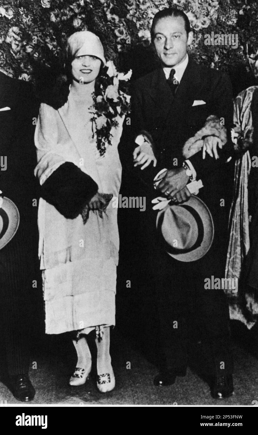 1926 , Los Angeles , Stati Uniti d'America : The Silent Screen movie actor RUDOLPH VALENTINO ( Rodolfo Guglielmi , 1895 - 1926 ) Con POLA NEGRI - CINEMA MUTO - RODOLFO - attore cinematografico - VILMA - LATINO LOVER - RODOLFO - italoamericano - italo americano - italo-americano - emigrante - emigrante - italo-americano - ritratto - ritratto - sorriso - sorriso - cappello - cappello ---- Archivio GBB Foto Stock