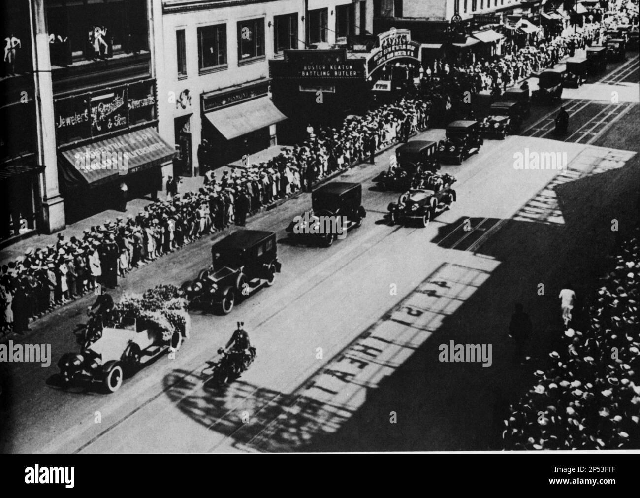 1926 , New York , Stati Uniti d'America : I funerali dell'attore muto RUDOLPH VALENTINO ( Rodolfo Guglielmi , 1895 - 1926 ) - CINEMA MUTO - RODOLFO - attore cinematografico - funerale - LATINO LOVER - italoamericano - italo americano - italo-americano - emigrante - emigrante - italo-americano - funerale - folla - persone -- -- Archivio GBB Foto Stock
