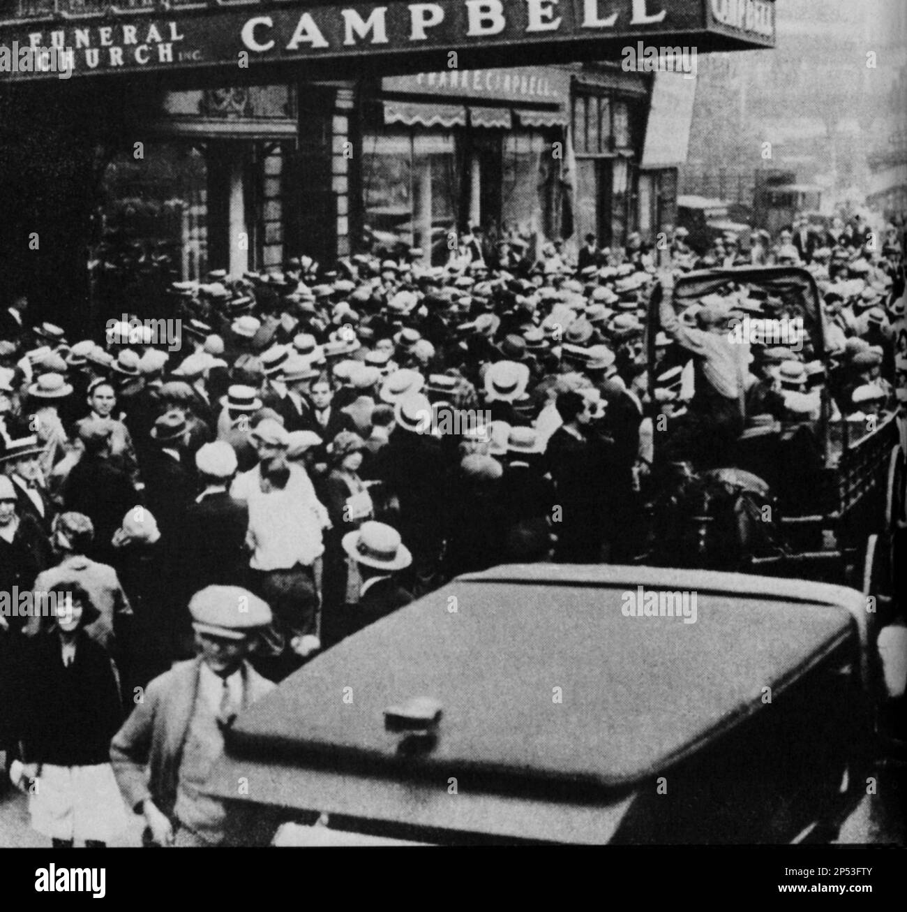 1926 , New York , USA : i funerali dell'attore muto RUDOLPH VALENTINO ( Rodolfo Guglielmi , 1895 - 1926 ) A Campell funerale Chiesa - CINEMA MUTO - RODOLFO - attore cinematografico - funerale - LATINO LOVER - italoamericano - italo americano - italo-americano - emigrante - emigrante - italo-americano - funerale - folla - persone --- Archivio GBB Foto Stock