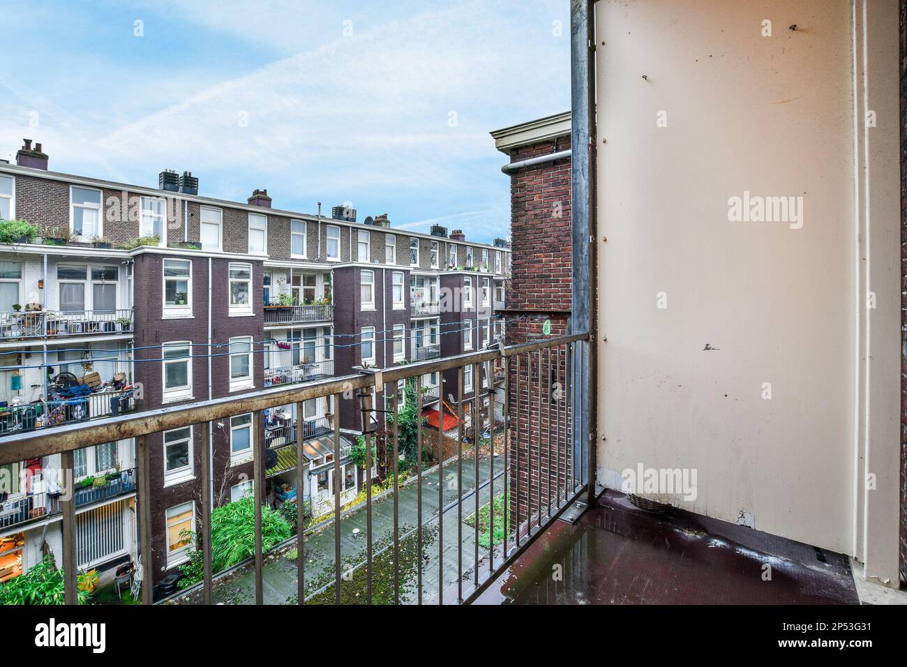 Amsterdam, Paesi Bassi - 10 aprile, 2021: Un'area esterna con edifici e persone che camminano sull'altro lato della strada in lontananza è il cielo blu Foto Stock