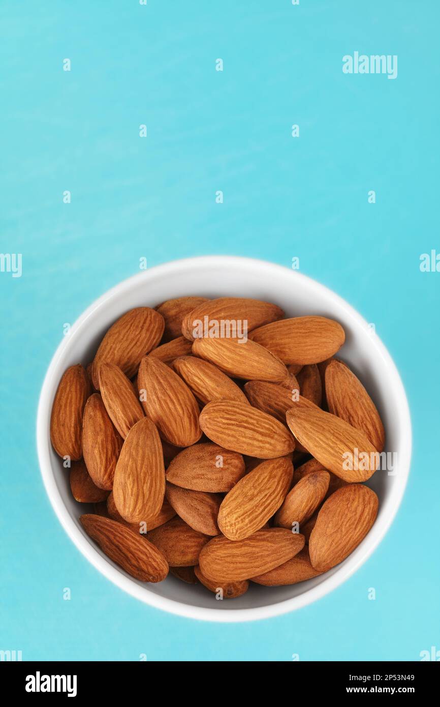 Immagine ravvicinata delle mandorle organiche in una ciotola, messa a fuoco selettiva. Foto Stock