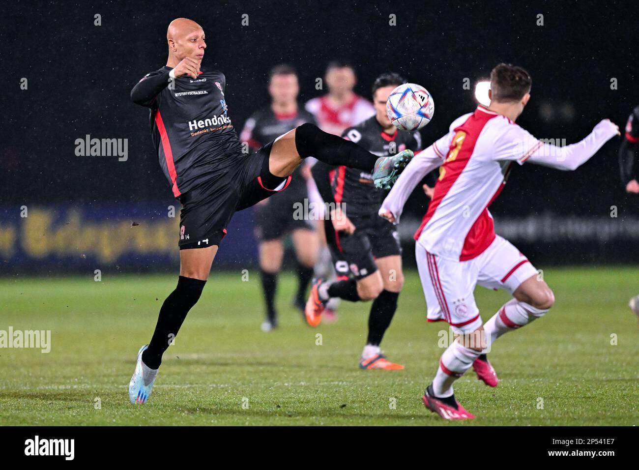 AMSTERDAM-DUIVENDRECHT, PAESI BASSI - MARZO 6: Kay Tejan di TOP Oss durante la partita di Keuken Kampioen Divisie tra Jong Ajax e TOP Oss allo Sportpark De Toekomst il 6 Marzo 2023 ad Amsterdam-Duivendrecht, Paesi Bassi (Foto di Kees Kuijt/Orange Pictures) Foto Stock