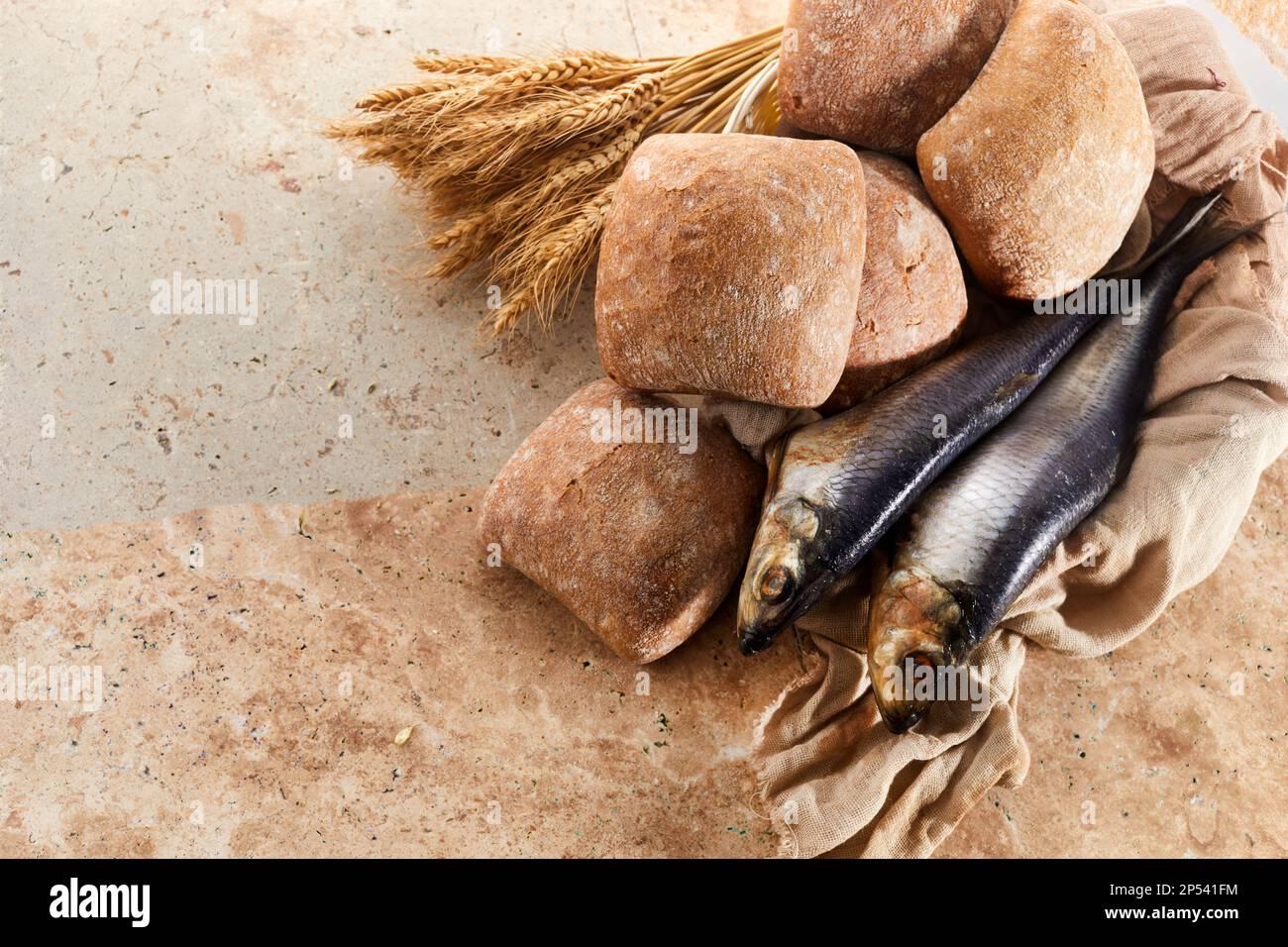 Cinque Pani E Due Pesci Il miracolo dei cinque pani e dei due pesci immagini e fotografie stock