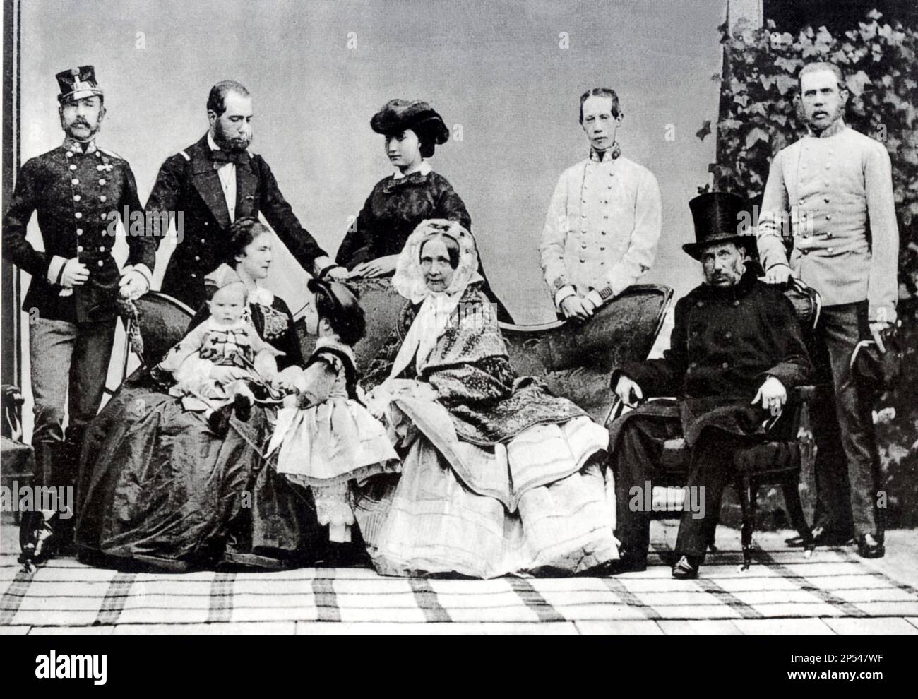 1859 , Vienna , Austria : la celebre imperatrice austriaca Elisabetta d'ASBURGO ( SISSI von Wittelsbach , 1837 - 1898 ) , figlia di Maximillian von Bayern, moglie del Kaiser Franz Josef ( 1830 - 1916 ) , Imperatore d'Austria , Re d'Ungheria e Boemia . Seduto sul divano con il figliuolo RUDOLF (1858 - 1889) e la figlia GISELA (1856 - 1932). Accanto a lei la suocera e zia Arciduchessa SOPHIE di Baviera ( 1805 - 1872 ) con il suo housband FRANZ KARL ( 1802 - 1878 ). In piedi (da sinistra) i 4 fratelli : il Kaiser FRANZ JOSEF , Ferdinando MAXIMILIAN (futuro 1864 Imperatore del Messico , 1832 - 186 Foto Stock