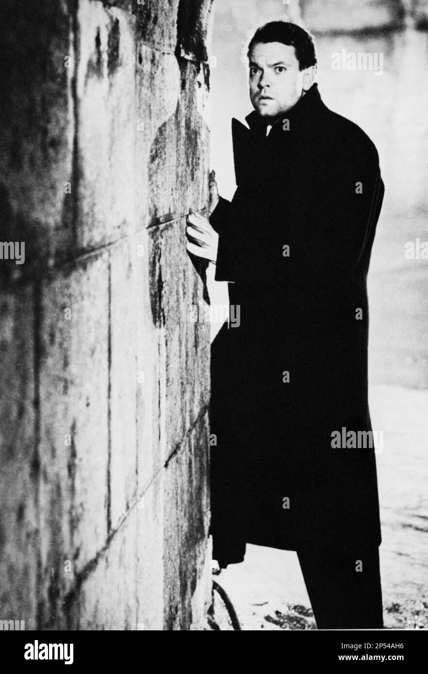 1949 : l'attore e regista americano ORSON WELLES ( 1915 - 1985 ) nel TERZO UOMO (il terzo uomo ) di Carol Reed , sceneggiatura di Graham Greene - FILM NOIR - TRILLER - CINEMA - ritratto - ritrato ---- Archivio GBB Foto Stock