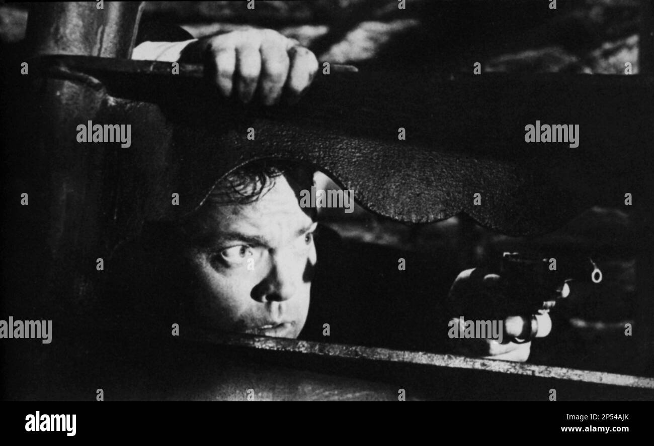 1949 , USA : l'attore e regista americano ORSON WELLES nel TERZO UOMO (il terzo uomo ) di Carol Reed , sceneggiatura di Graham Greene - FILM NOIR - TRILLER - CINEMA - ritratto - ritratto - pistola - arma - pistola - pistola - pistola - revolver -- -- Archivio GBB Foto Stock