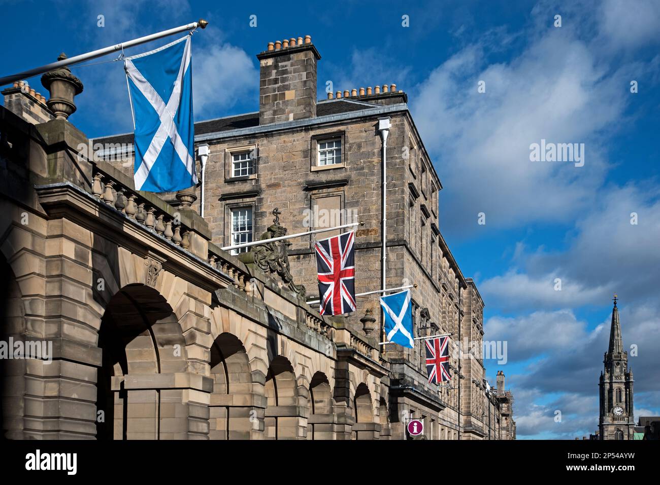 Union Jacks e bandiere di salumi che volano al di fuori delle City Chambers sulla High Street, Edimburgo, Scozia, Regno Unito. Foto Stock